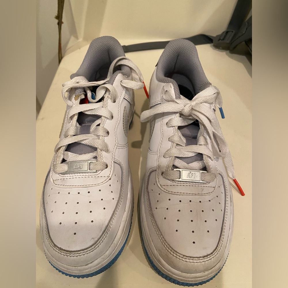 Boy youth Nike white leather shoes. Lace used 3 times .